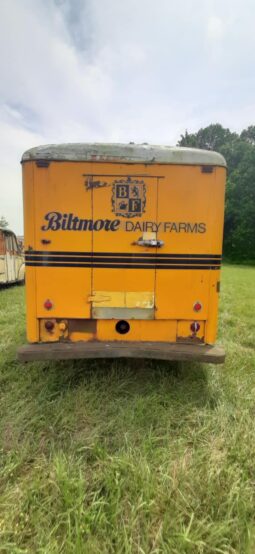 
										1965 Chevy c60 Milk Truck full									
